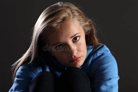 Bang Gemaakt Tienermeisje Droevig En Eenzaam In Dark Stock Foto Image Of Achtergrond Vrij
