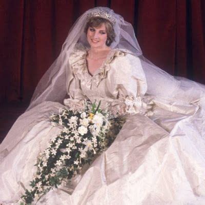 Diana levou uma vida pública engajada em causas humanitárias. .História da Moda. | Casamento da princesa diana, Princesa ...
