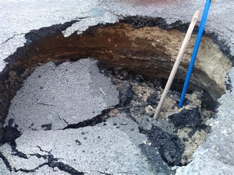 Debido a la presencia de curiosos en los alrededores del socavón en puebla, elementos de la sedena reforzarán dicho perímetro. Socavón en calle de la colonia Popular Coatepec, en Puebla ...