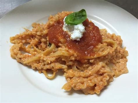 A napoli sono famosi come manfredi ma altrove in italia vengono chiamate anche mafalde o tripoline. Manfredi ragù e ricotta - Osteria da Carmela cucina ...