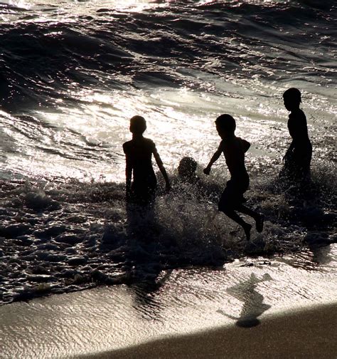 Niños En La Playa Niños En La Playa De Olas Altas Un Domi Flickr