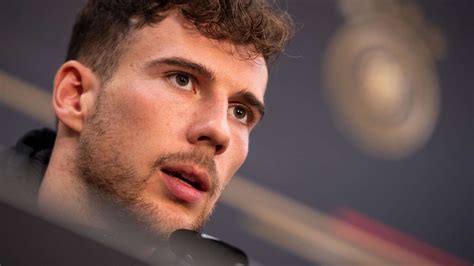 Goretzka interpretiert die rolle auf der neuen position. FC Bayern München: Leon Goretzka „weint vor Lachen ...