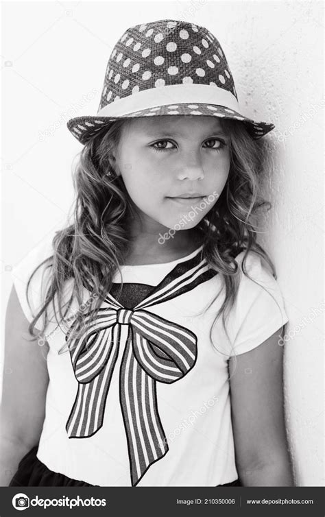 retrato de una chica guapa en un sombrero — foto de stock © reanas 210350006