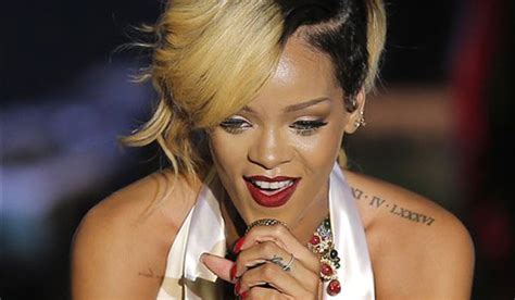 rihanna ordered out of uae mosque complex over photo shoot inquirer entertainment