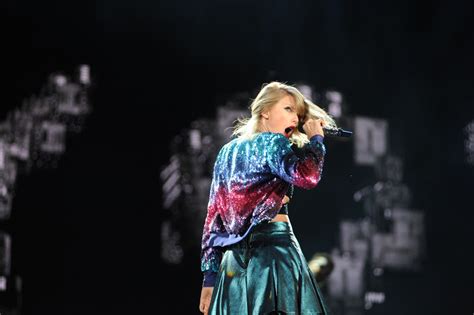 Review Taylor Swift At Gillette Stadium Boston Herald