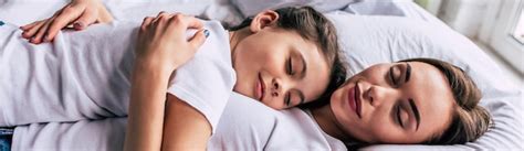La Atractiva Hija Y Una Madre Durmiendo En La Cama Foto Premium
