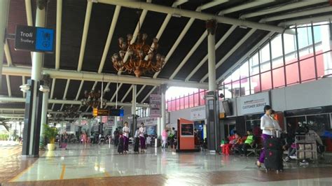 Kantor kesehatan pelabuhan (kkp) bandara soekarno hatta adalah salah salah satu akses keluar masuknya warga negara baik lokal indonesia m. Waduh! Beredar Video Airport Helper Bandara Soekarno-Hatta ...