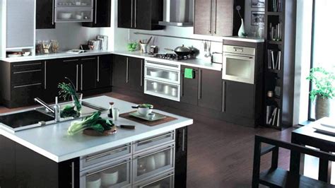 Una cocina brillante refleja la luz, generando una sensación de amplitud de espacio. Decoración de cocinas pequeñas modernas y elegantes ...