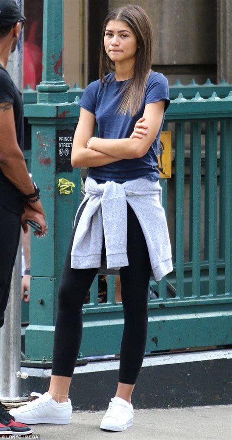 Zendaya Steps Out In Leggings And A T Shirt For Solo Stroll In Nyc Zendaya Outfits College