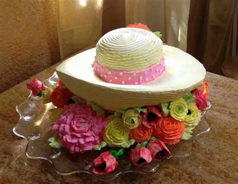 The swirled icing on top helps give the illusion that there is a scoop of ice cream but these buttercream cupcake bouquets are another fun way to present cupcakes to mom in the form of flowers. Garden hat moederdag cake (With images) | Buttercream cake ...