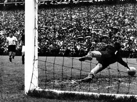 Für die deutsche fußballnationalmannschaft geht die gruppenphase mit der partie gegen ungarn zu ende. : Helmut Rahn, WM-Finale Deutschland vs. Ungarn, 1954 ...