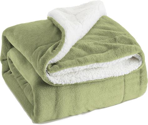 Bedsure Sherpa Fleece Throw Blanket Fluffy Microfiber Solid Blankets