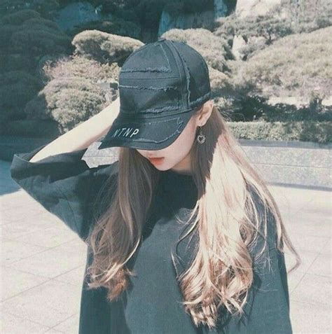 pin by sunflowersan on ۪۫ ཻུ۪۪┊ᴜʟᴢᴢᴀɴɢ ɢᴀʟʟᴇʀʏ in 2020 girl with hat korean fashion