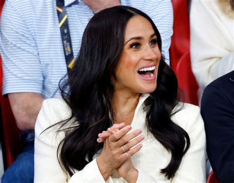 Meghan Markle Claims She Doesn T Know How To Curtsy Suits Video Shows She Does Ibtimes