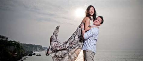 Biasanya, foto prewedding klasik dilatarbelakangi dengan bangunan tua, tempat bersejarah, dan juga adat tradisional. Gaya Foto Prewed Klasik - gaya selfie kekinian