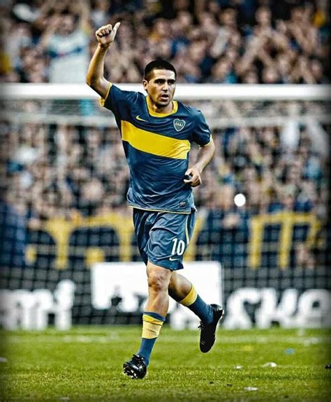 Fue captado hoy por las cámaras de la transmisión del partido que villarreal y barcelona jugaron por 30° fecha de la liga. Juan Román RIQUELME " el Torero"; 1996-2002 BOCA JUNIORS ...