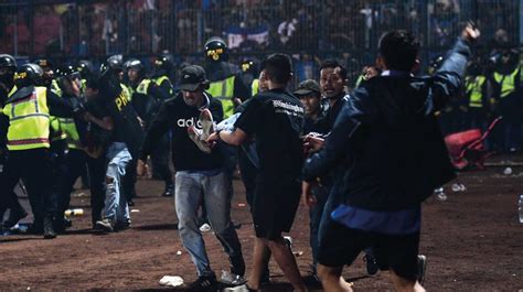 Disturbio en partido de fútbol deja 125 muertos en Indonesia