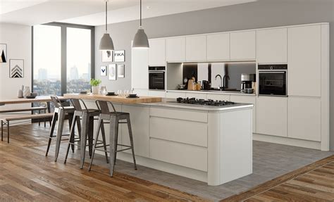 White matte cabinets with gold accents make this kitchen pop. Strada Matte Kitchen Door in White and Graphite | Uform
