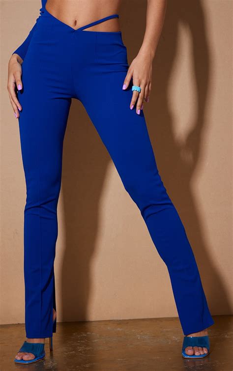 Pantalon skinny bleu vif à coutures contrastantes et découpes