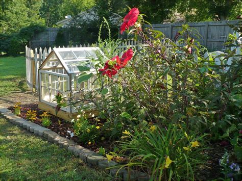 Indeed, the busy planting style is ideal for anyone wanting to grow lots of plants in a small area. 44 Pretty Cottage Garden Border Ideas - Craft and Home ...