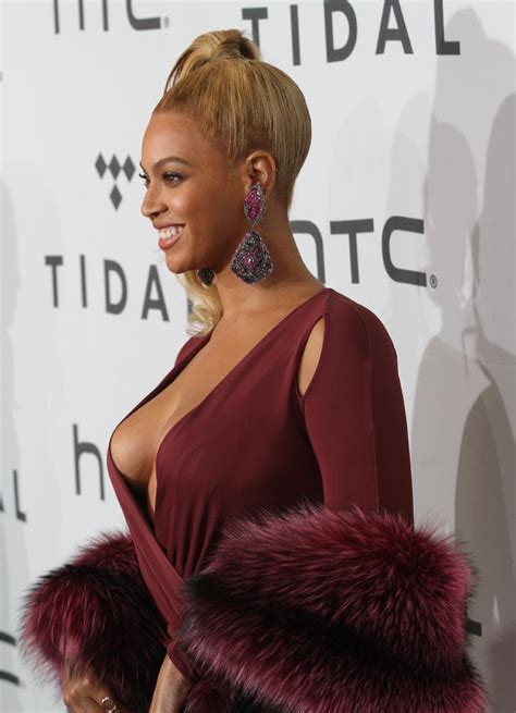 Boobi Licious Beyoncé Takes The Plunge In Cleavage Baring Dress For