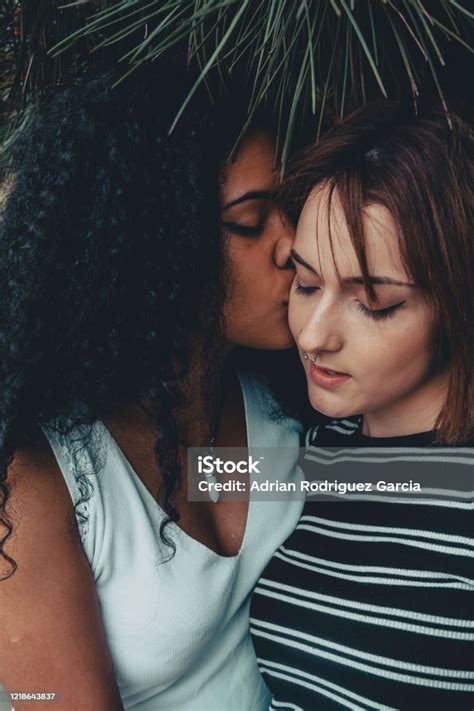 兩個女同性戀者表示愛意親吻在大自然中一個白人女孩另一個拉丁人 照片檔及更多 Lgbtqi權益 照片 Lgbtqi權益 Lgbtqi驕傲