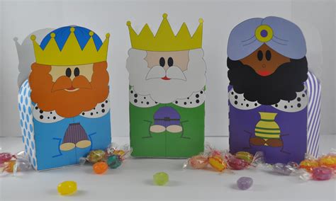 Caja Para Chuches De Los Reyes Magos Entre Papeles Y Galletas