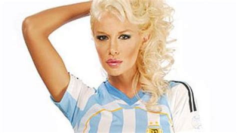 Luciana Salazar La Exuberante Y Escultural Fanática De La Selección Argentina