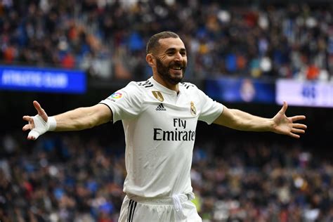 His birthday, what he did before fame, his family life, fun trivia facts, popularity rankings, and more. FOOTBALL. Karim Benzema devrait signer un an de plus au Real Madrid