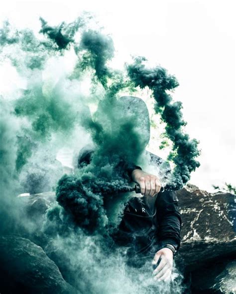 Sesion de fotos con bengalas de humo. 🥇 Imagen de Hombre con bomba de humo verde - 【FOTO GRATIS ...