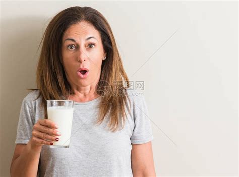 中年妇女喝着一杯鲜牛奶惊恐万状高清图片下载 正版图片502927757 摄图网