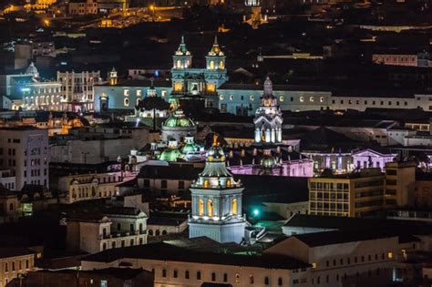 Tour Nocturno En Trolebús Por Quito Reserva En