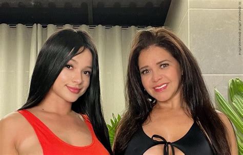 Madre e hija la están rompiendo en OnlyFans Y son colombianas Candela