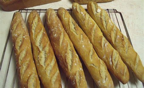 Comme tu le sais, je fais mon pain maison depuis un moment maintenant, mais je n'avais pas essayé la baguette vous l'attendiez tous, la recette ultime du pain maison. Baguettes de pain maison - CHOCHANA-CUISINE