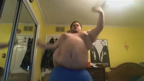 Жирный мужик танцует YouTube