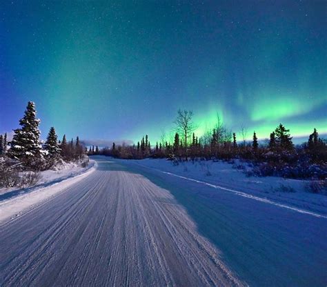 Northern Lights With Moon Light In Whitehorse Yukon Canada 月夜のオーロラ