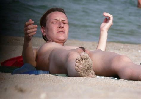 I Love To Masturbate On The Beach Looking At Naked Bitches Pics