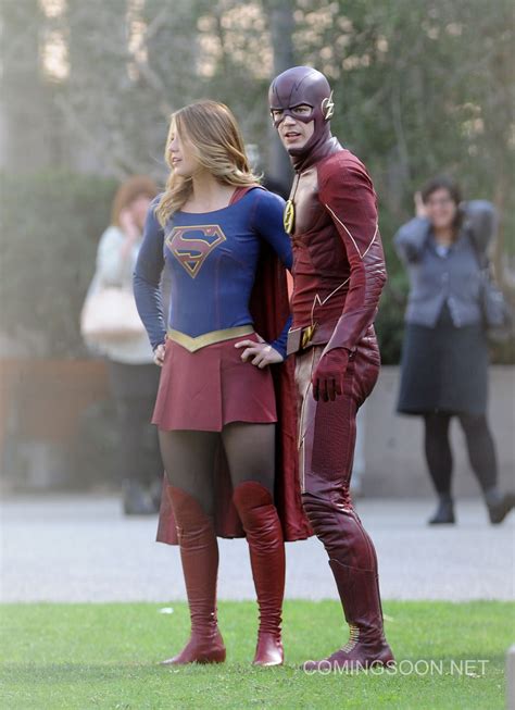 confira as novas fotos do crossover entre flash e supergirl