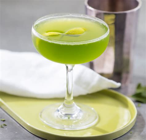 Gimlet Lime Cordial Easy Cocktails To Make At Home Classic Gin