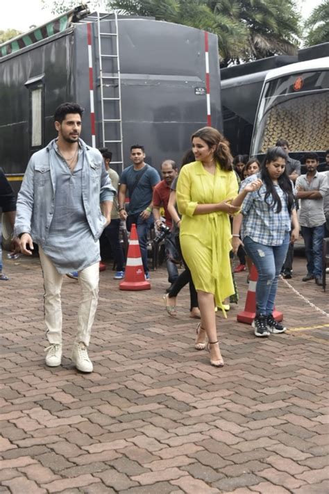 sidharth malhotra and parineeti chopra promote jabariya jodi on sets of dance india dance