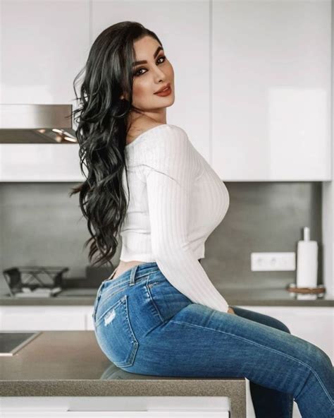 Pin By Cola42986 On Lovely Ladies 80 Curvy Girl Outfits Sexy Jeans Girl Sexy Jeans