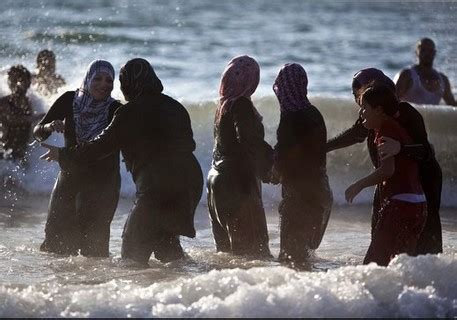 Burkini In Spiaggia Nel Regno Unito Musulmane Coperte E Felici