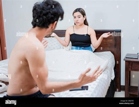 verärgerte frau mit ehemann im schlafzimmer junges paar streitet sich im schlafzimmer konzept