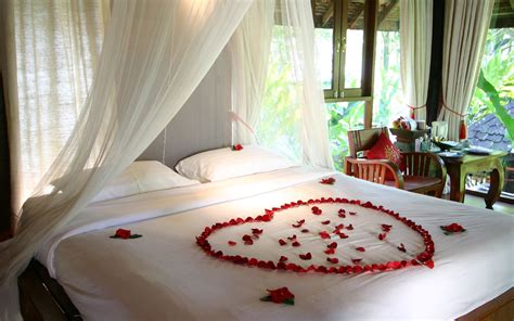 .romantic room decoration, golden night room decoration, honeymoon room decoration, honeymoon room decoration with flowers & balloons. Honeymoon Tour Package - First Class Romantic Holidays in ...