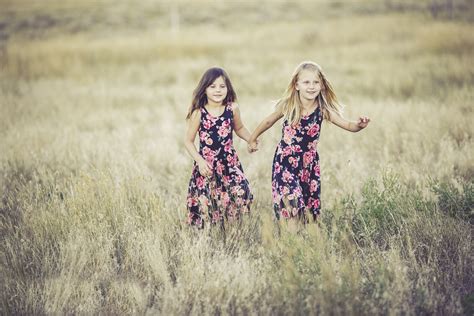 무료 이미지 잔디 사람들 소녀 사진술 꽃 여름 봄 로맨스 어린이 의식 여자애들 장난 드레스 행복