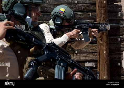 Usa Und Kolumbianischen Soldaten Engagieren Ein Simuliertes Ziel