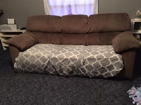 This is not a professional reupholstering tutorial. 5 steps in turning a sheet into a couch cover (NO SEWING ...