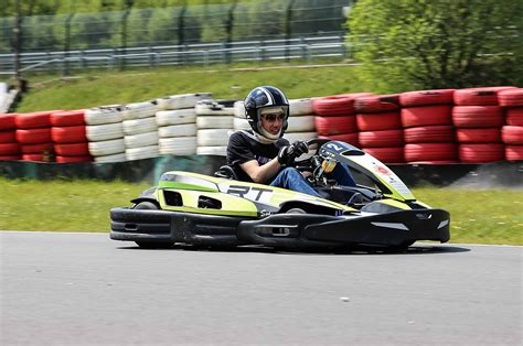 Champion du monde des voitures de sport en 1984 , il s'est qualifié à vingt reprises en formule 1 et a inscrit quatre points. RACB KARTING SPA-FRANCORCHAMPS