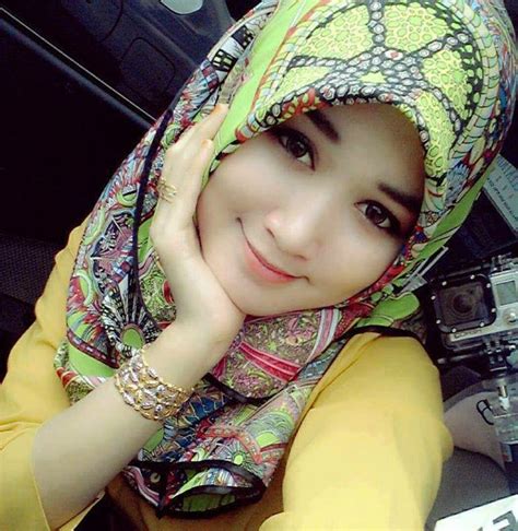 Cantik dan imut seorang gadis berkuncir dua. UNIVERSAL: GADIS CANTIK BERKERUDUNG