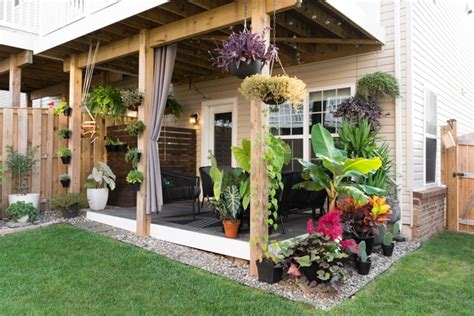 If you are not satisfied with the option townhouse backyard landscaping, you can find other solutions on our website. Small Townhouse Patio Ideas and My Gorgeous Tiny Backyard!